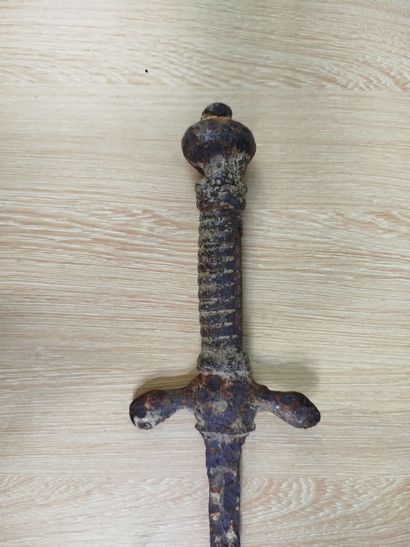 Dague, pièce de fouille. 
Long. : 35 cm....