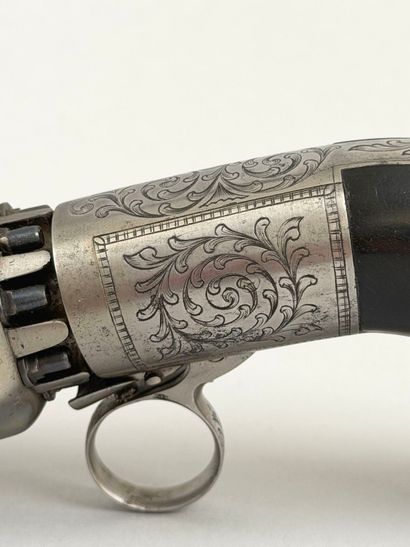 Important revolver poivrière Mariette, 8...
