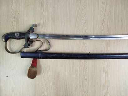 Sabre d'officier allemand 
Poignée vernie...