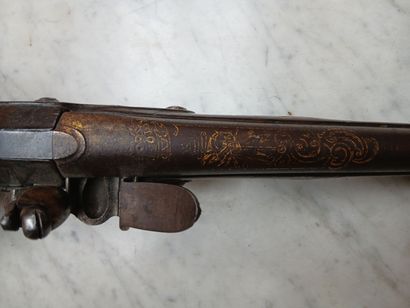 Pistolet à silex d'officier. 
Canon rond,...