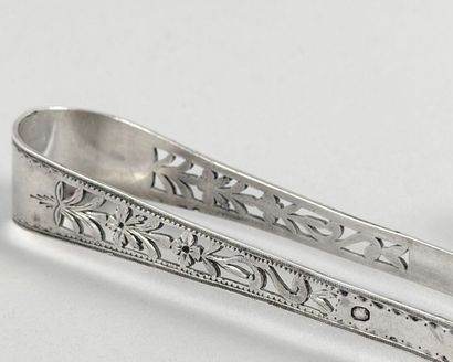 Réunion de deux pinces à sucre en argent...