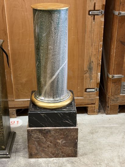 Sellette cylindrique en terre cuite peinte...