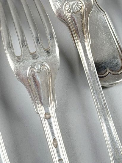 Réunion de couverts dépareillés en argent...