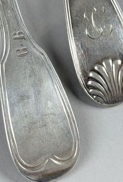 Réunion de couverts dépareillés en argent...