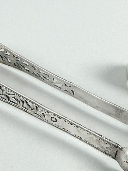 Réunion de deux pinces à sucre en argent...