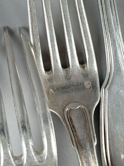 Réunion de couverts dépareillés en argent...