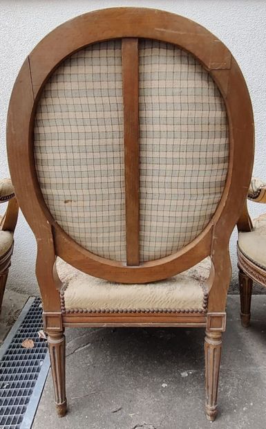 Paire de fauteuils en bois mouluré, sculpté...