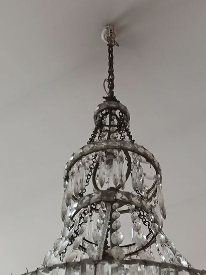 Lustre montgolfière en métal à décor de pampilles...