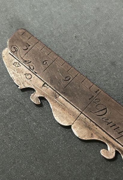 Nécessaire de toilette de voyage en acajou...