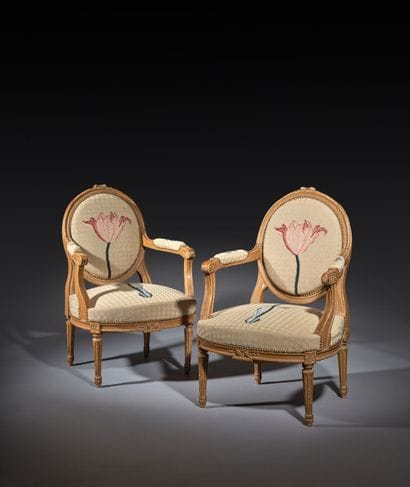 Paire de fauteuils à dossier médaillon en...