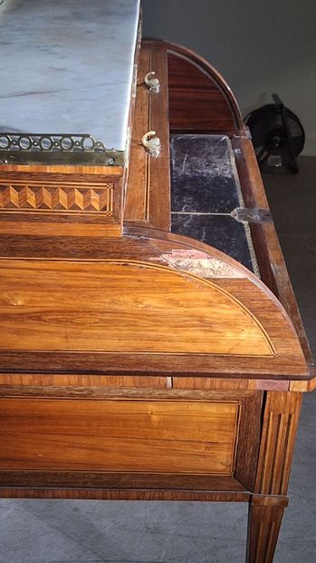 Bureau à cylindre en placage ouvrant par...