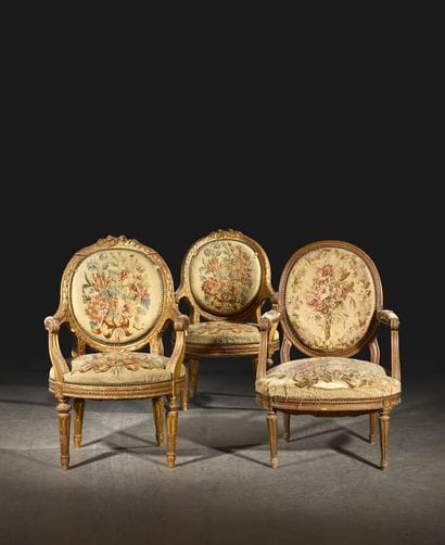 Paire de fauteuils en bois mouluré, sculpté...