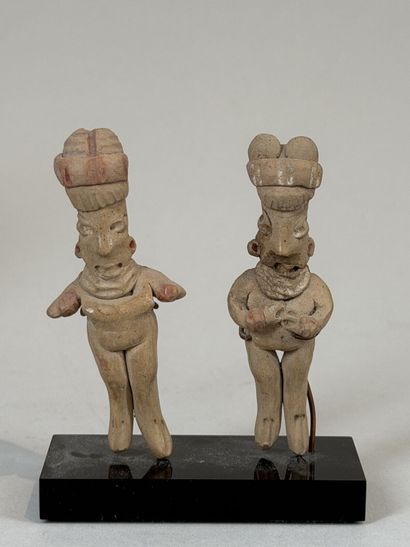 Set of two small Venus figurines.
The nude...