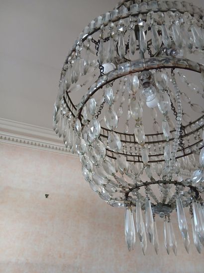 Lustre montgolfière en métal à décor de pampilles...