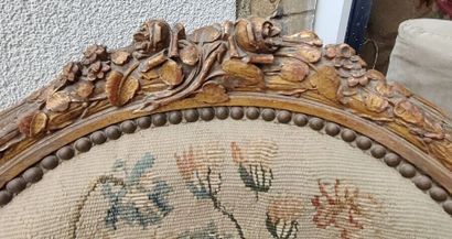Paire de fauteuils en bois mouluré, sculpté...