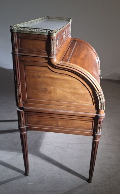 Bureau à cylindre en placage ouvrant par...