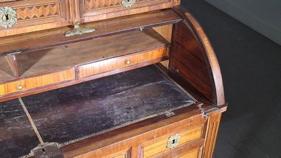 Bureau à cylindre en placage ouvrant par...