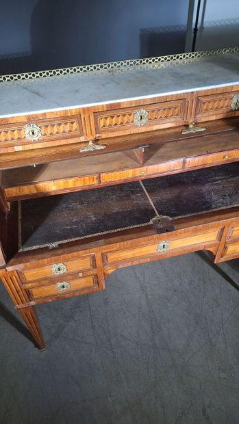 Bureau à cylindre en placage ouvrant par...