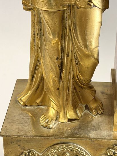 Pendule en bronze ciselé et doré ornée d'une...