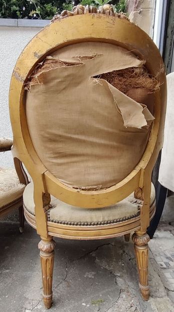 Paire de fauteuils en bois mouluré, sculpté...