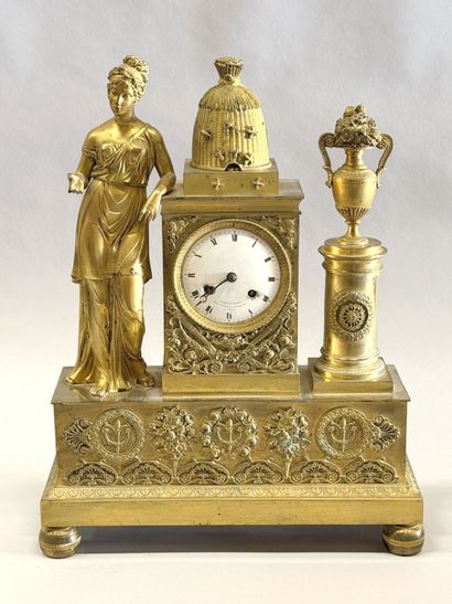 Pendule en bronze ciselé et doré ornée d'une...