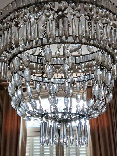 Lustre montgolfière en métal à décor de pampilles...