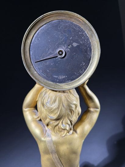 Pendule en bronze doré à cadran double (à...