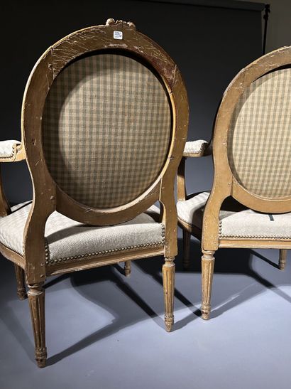 Paire de fauteuils à dossier médaillon en...