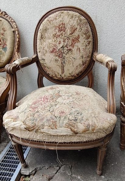 Paire de fauteuils en bois mouluré, sculpté...