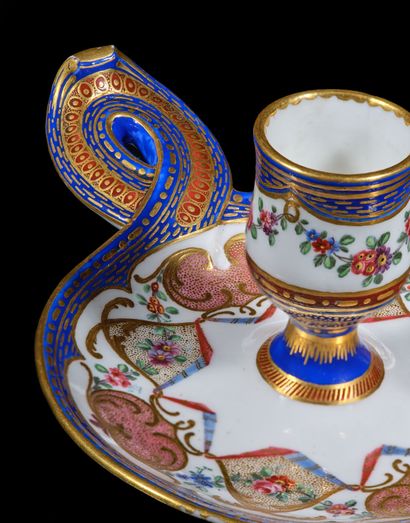 SÈVRES
Soft-paste porcelain hand-held candlestick...