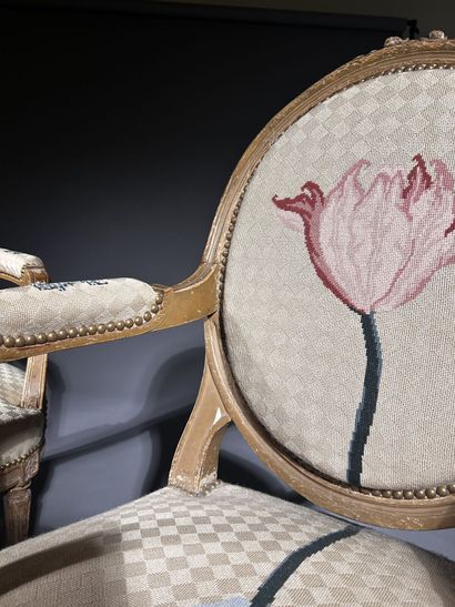 Paire de fauteuils à dossier médaillon en...