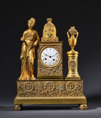 Pendule en bronze ciselé et doré ornée d'une...