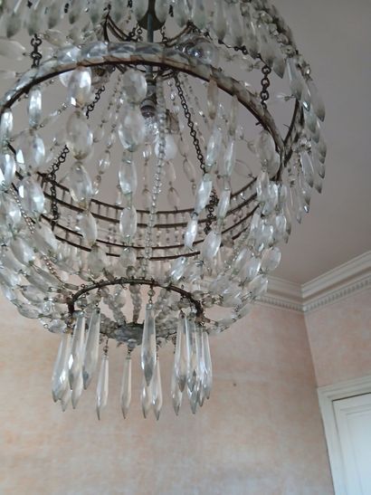Lustre montgolfière en métal à décor de pampilles...