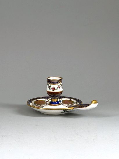 SÈVRES
Soft-paste porcelain hand-held candlestick...