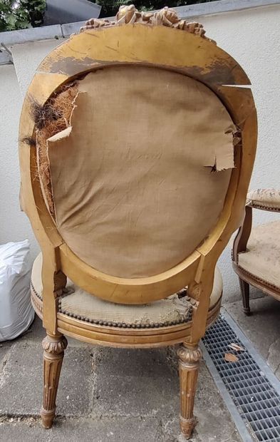 Paire de fauteuils en bois mouluré, sculpté...