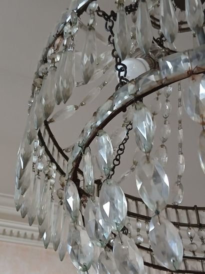 Lustre montgolfière en métal à décor de pampilles...