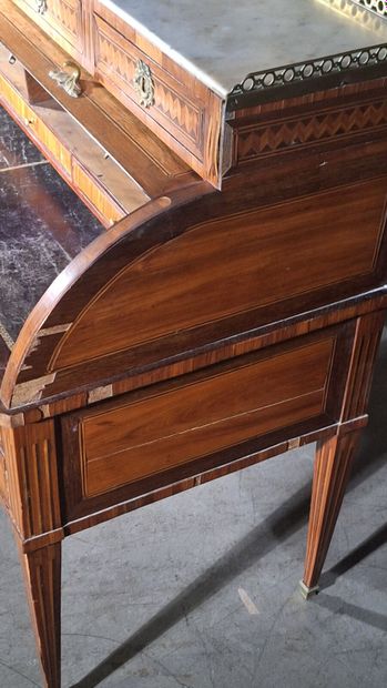Bureau à cylindre en placage ouvrant par...