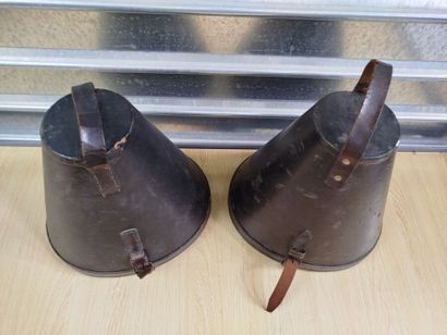 Deux boîtes de transport pour casque à pointe...