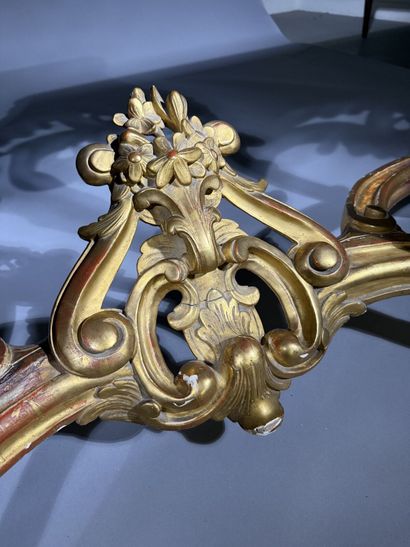Carved and gilded wooden console table, resting...
