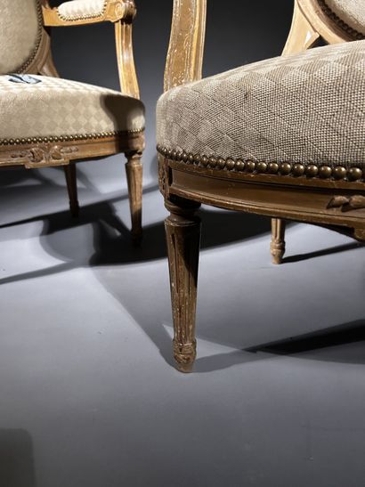 Paire de fauteuils à dossier médaillon en...