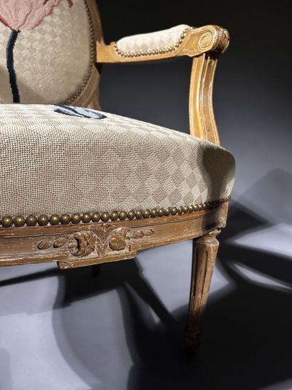 Paire de fauteuils à dossier médaillon en...