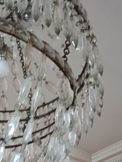 Lustre montgolfière en métal à décor de pampilles...