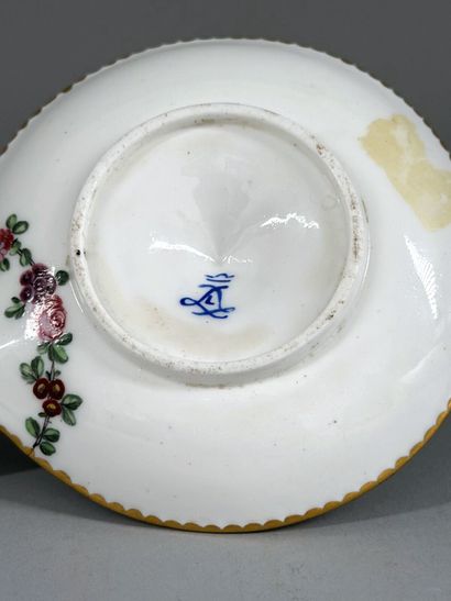 SÈVRES
Soft-paste porcelain hand-held candlestick...