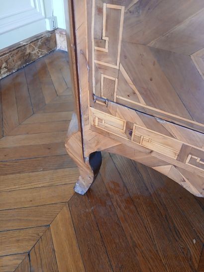 Center-recessed veneered wood chest of drawers...