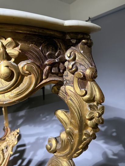 Carved and gilded wooden console table, resting...