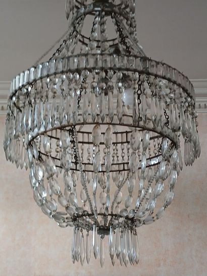 Lustre montgolfière en métal à décor de pampilles...