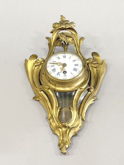 Gilded bronze alcove clock with foliage and...