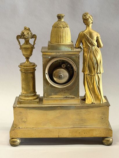 Pendule en bronze ciselé et doré ornée d'une...