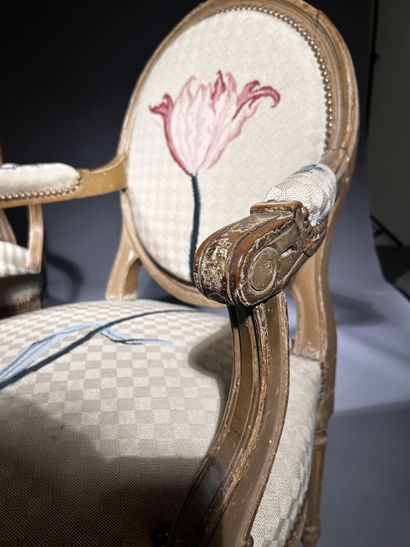 Paire de fauteuils à dossier médaillon en...