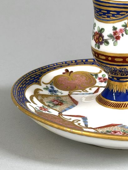 SÈVRES
Soft-paste porcelain hand-held candlestick...